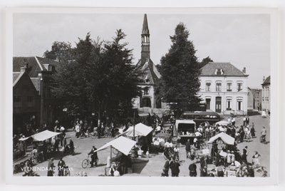 18217 Gezicht op de Markt te Veenendaal.